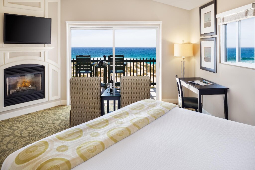 Deluxe room with balcony and with partial ocean view Sanctuary Beach Resort