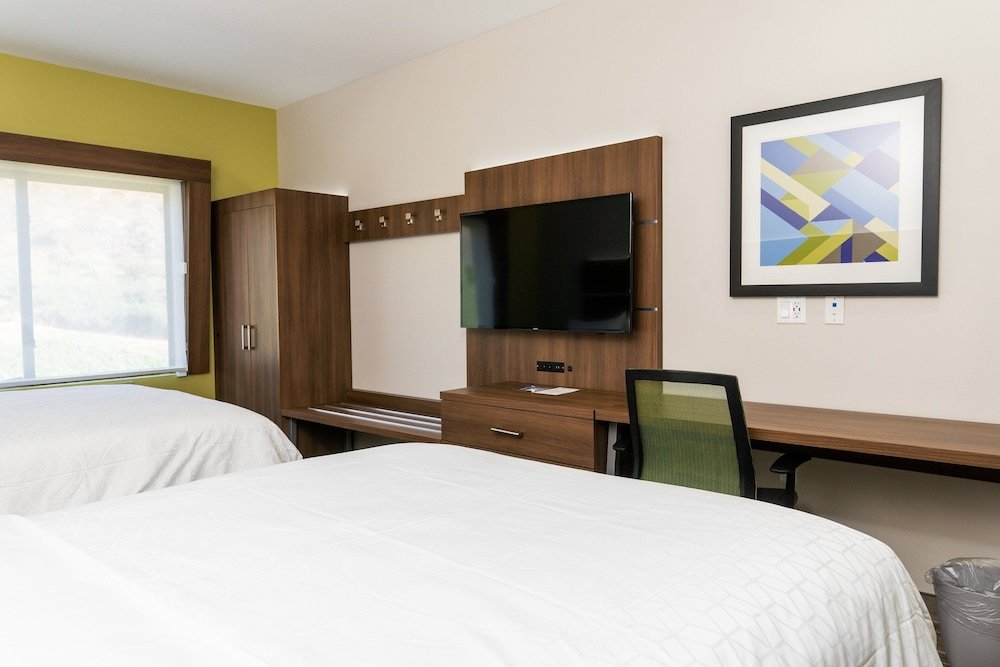 Четырёхместный номер Standard Holiday Inn Express & Suites Lubbock Central - Univ Area, an IHG Hotel