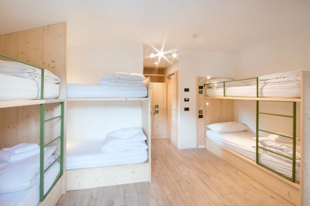 Кровать в общем номере Ostello Alpino