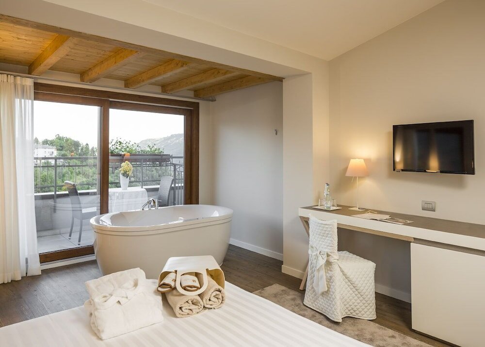Двухместный номер Standard с балконом и с видом на горы Hotel Resort & Spa Miramonti