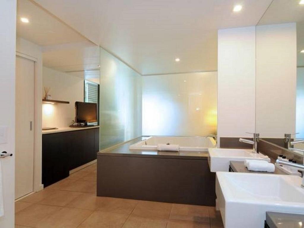 Suite 1 camera da letto con vista sul giardino Luxury Apartments at Sea Temple Port Douglas Resort