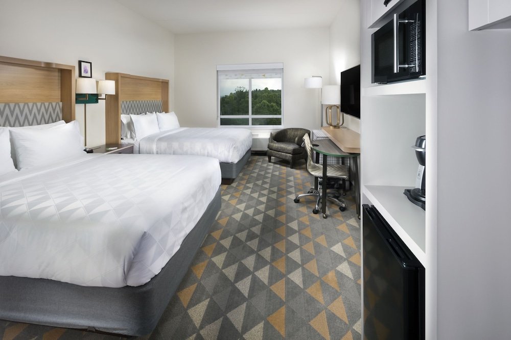 Четырёхместный номер Standard с балконом Holiday Inn & Suites Arden - Asheville Airport, an IHG Hotel