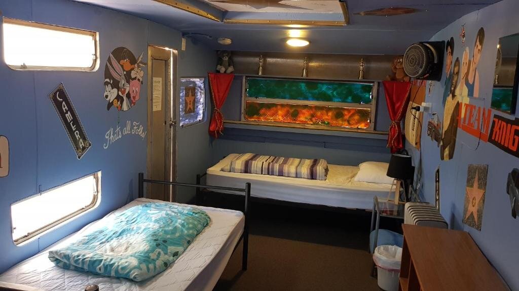 Кровать в общем номере Alice's Secret Travellers Inn
