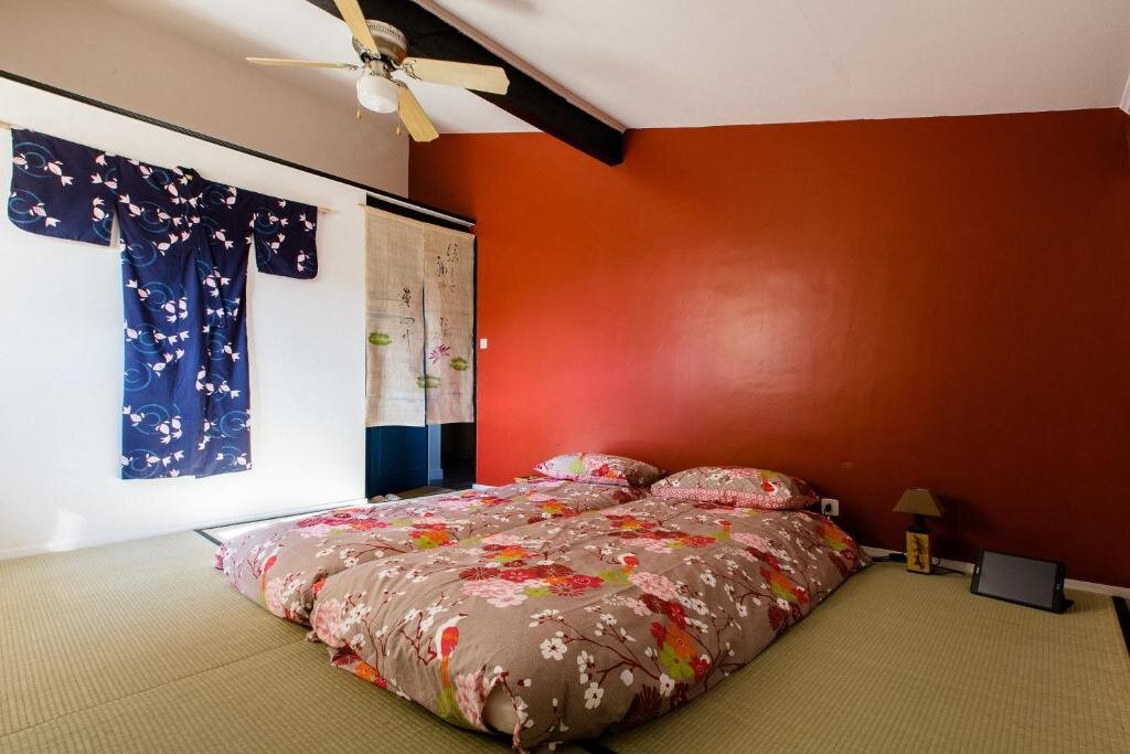 Кровать в общем номере Nami House