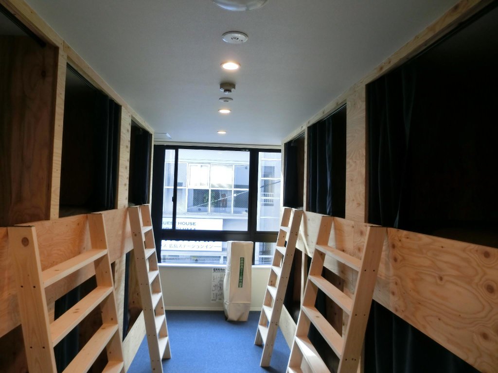 Кровать в общем номере Guesthouse Akicafe Inn