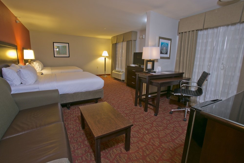 Четырёхместный люкс Holiday Inn Express & Suites Brookhaven, an IHG Hotel