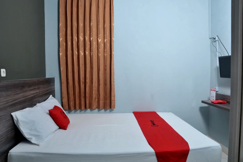 Standard Doppel Zimmer RedDoorz Plus near RS Harapan Kita
