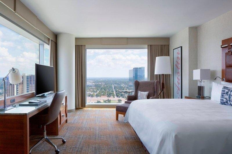 Кровать в общем номере с видом на город JW Marriott Austin