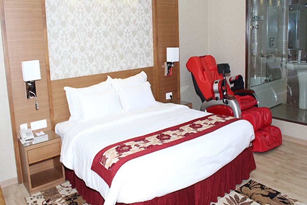 Кровать в общем номере Hotel Harrison Palace