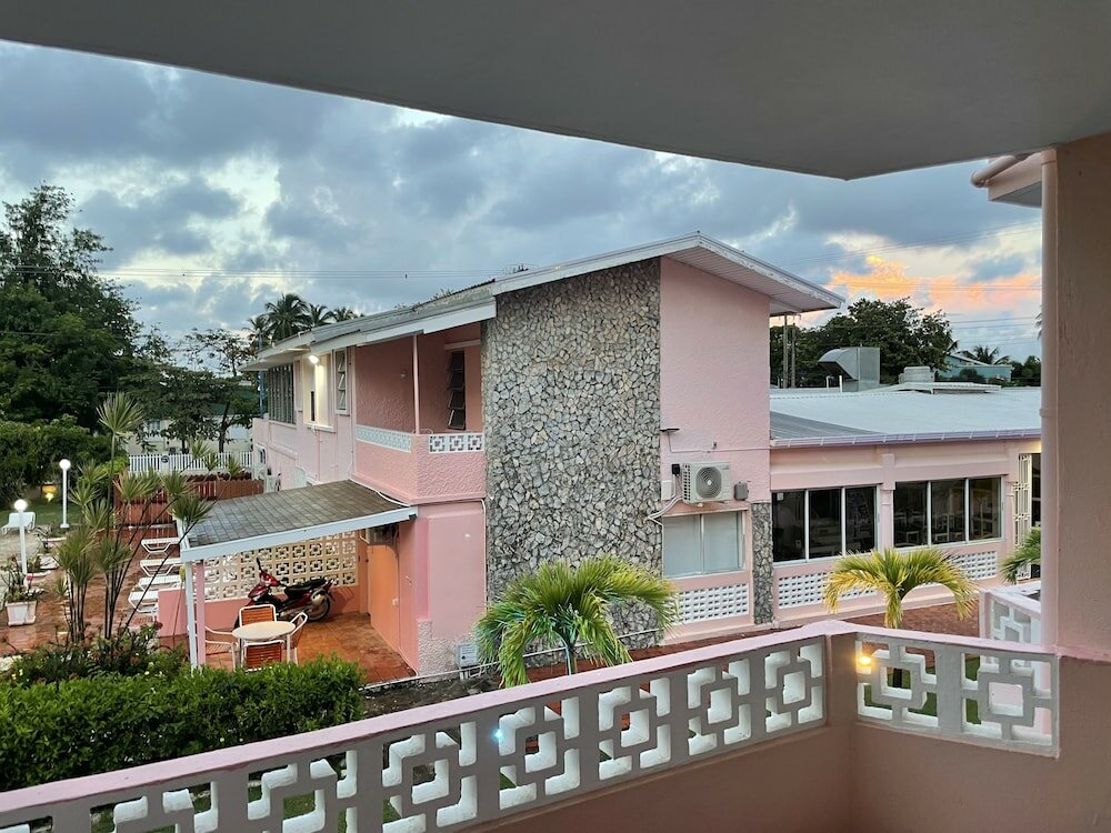 Люкс с балконом и с видом на сад The Monteray Hotel
