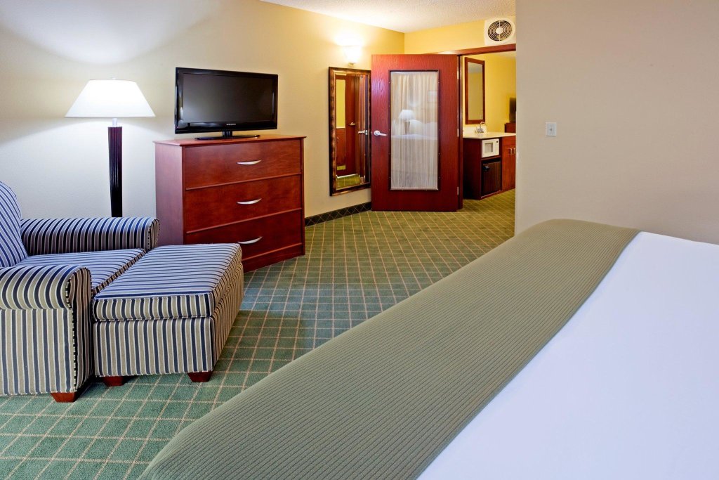 Двухместный люкс Holiday Inn Express Hotel & Suites Coon Rapids - Blaine Area, an IHG Hotel