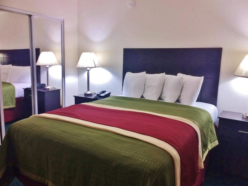 Полулюкс Travel Inn & Suites Atlanta Texas