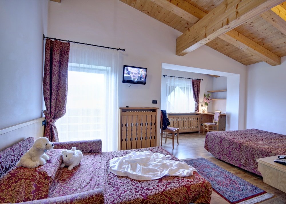 Camera tripla Comfort con vista sulle montagne Hotel Des Alpes