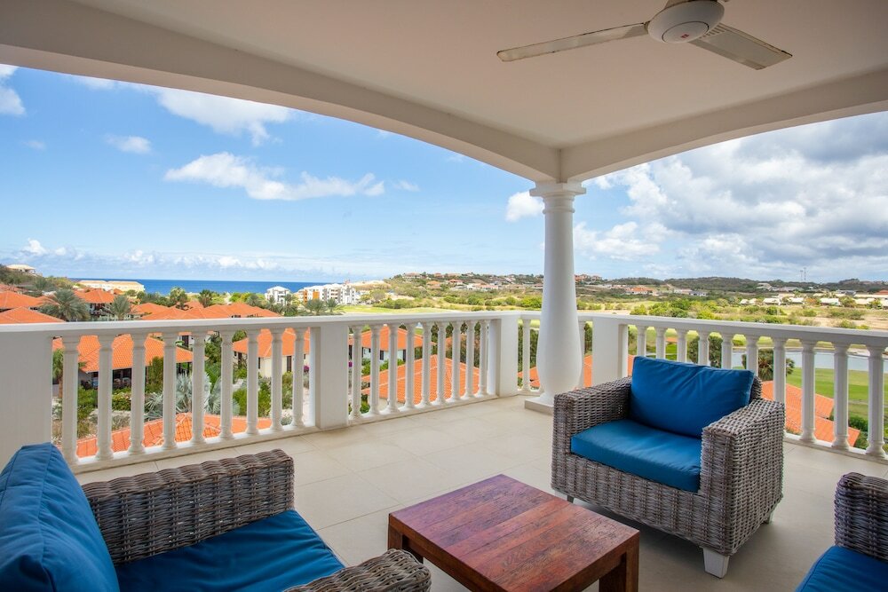 Апартаменты Deluxe с 2 комнатами с балконом и с видом на океан Blue Bay BEACH Villa 27 3-min beach-pool-golf