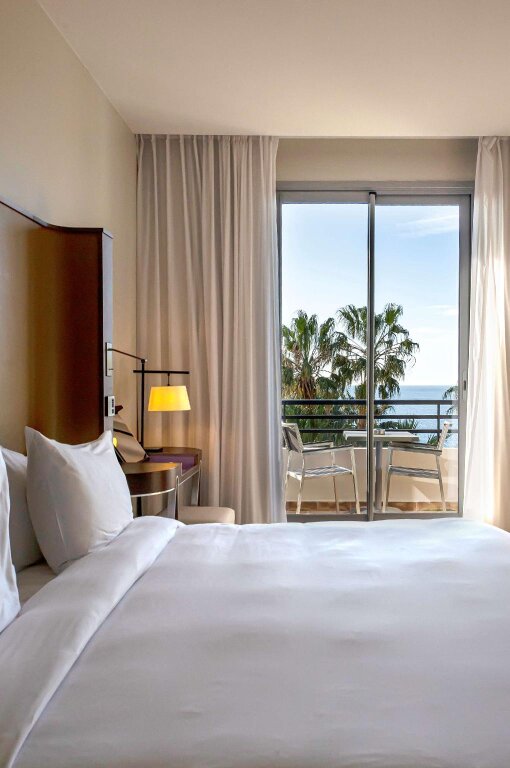 Номер Premium с балконом и с видом на море Canopy by Hilton Cannes