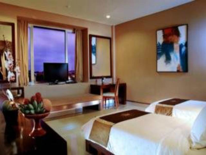 Deluxe Double room with balcony 100 Sunset Hotel and Ballroom