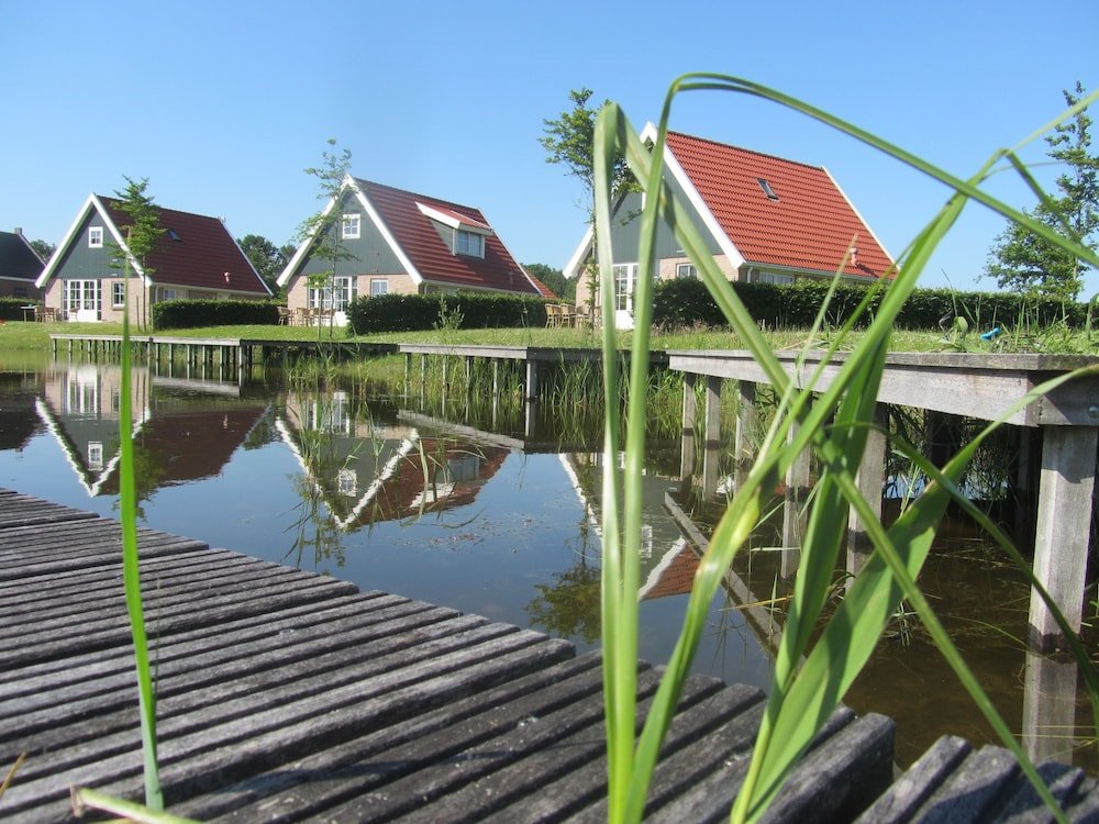 Коттедж Comfort с 3 комнатами с видом на озеро Vakantiepark Eigen Wijze