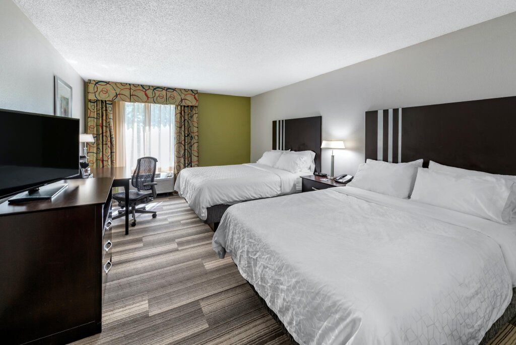 Четырёхместный номер Standard Holiday Inn Express Hotel & Suites Cincinnati-Blue Ash, an IHG Hotel