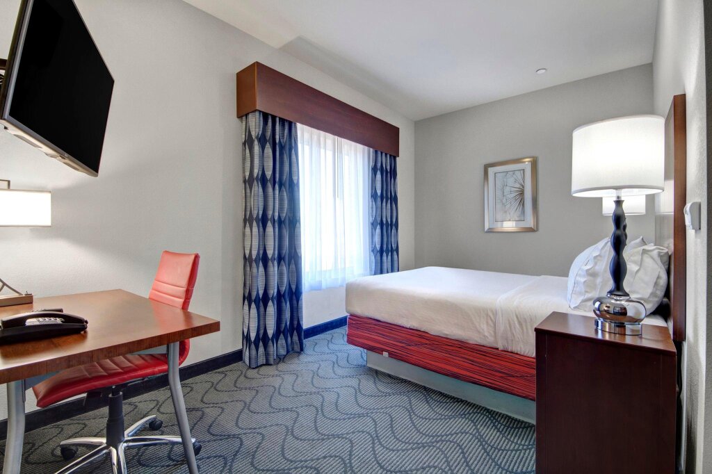 Семейный люкс с 2 комнатами Holiday Inn Express and Suites Oklahoma City North, an IHG Hotel