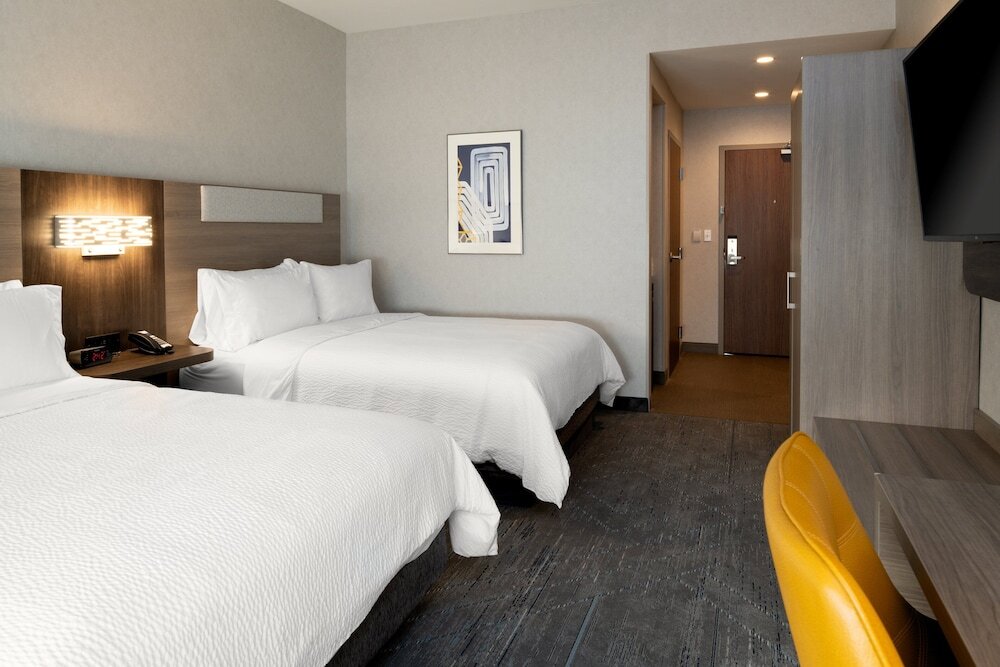 Четырёхместный номер Standard Holiday Inn Express & Suites - Hollister, an IHG Hotel