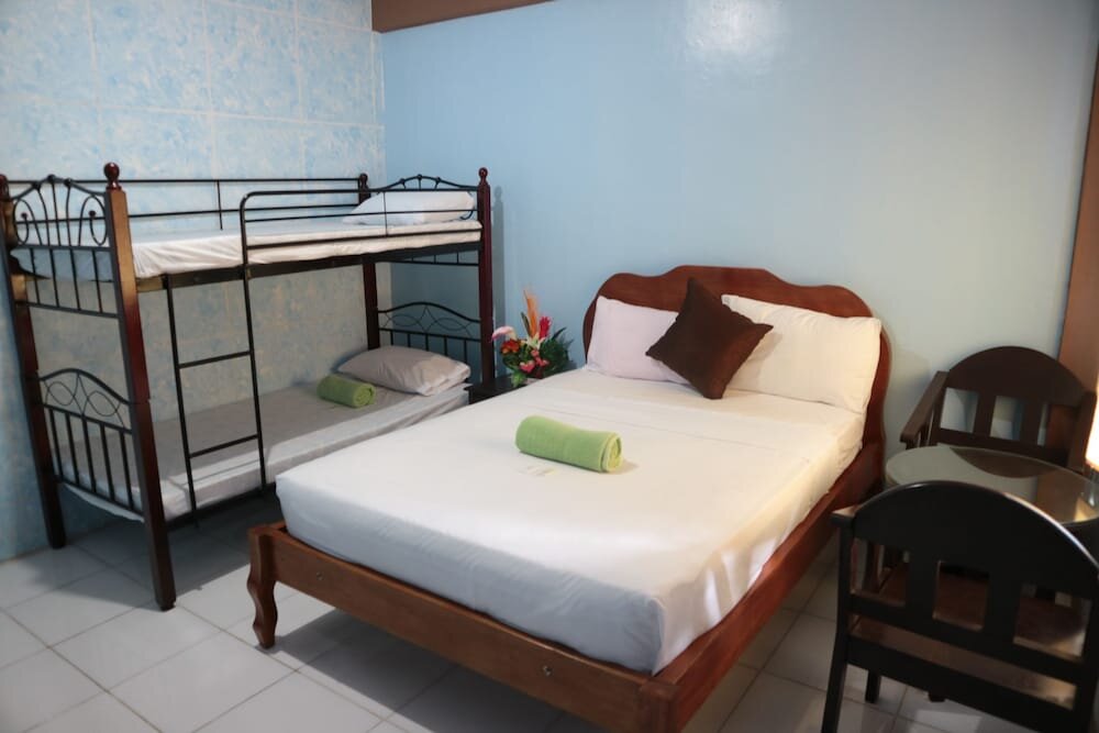 Deluxe Triple room with balcony Centillo Travellers Inn