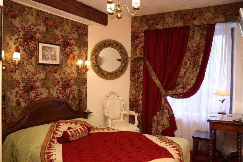 Кровать в общем номере Grand Hôtel Dechampaigne
