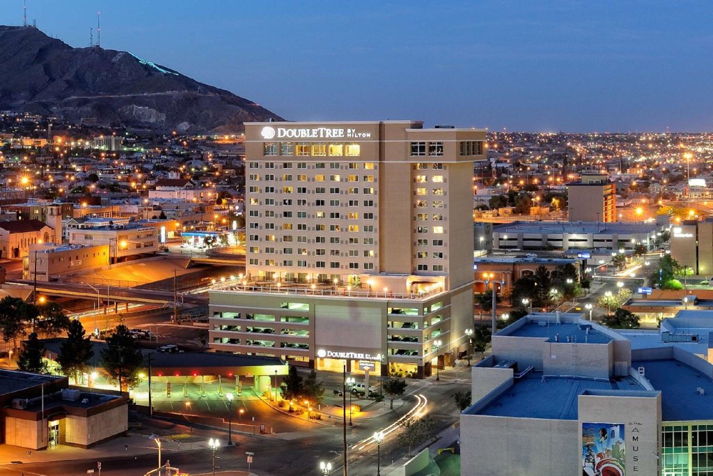 Кровать в общем номере DoubleTree by Hilton El Paso Downtown