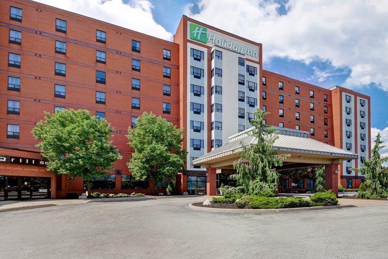 Кровать в общем номере Holiday Inn Windsor - Ambassador Bridge, an IHG Hotel