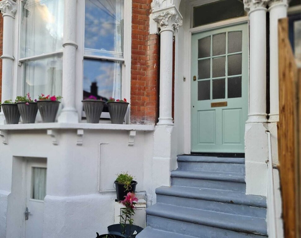 Коттедж 3-Bed House in London self-contained