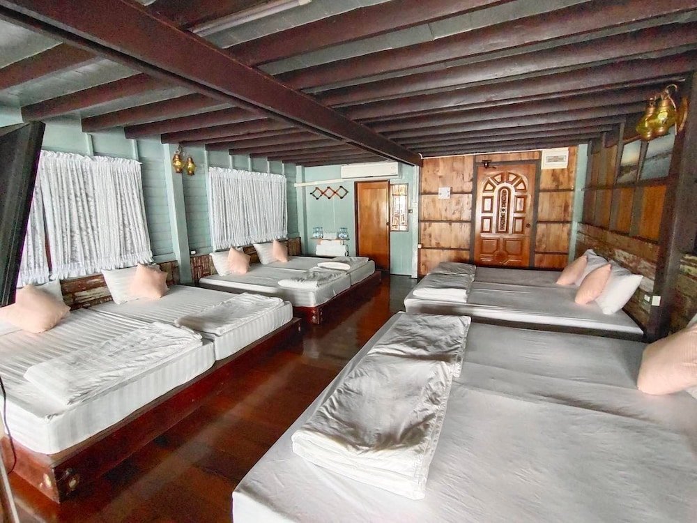 Кровать в общем номере Baanchansamut Homestay