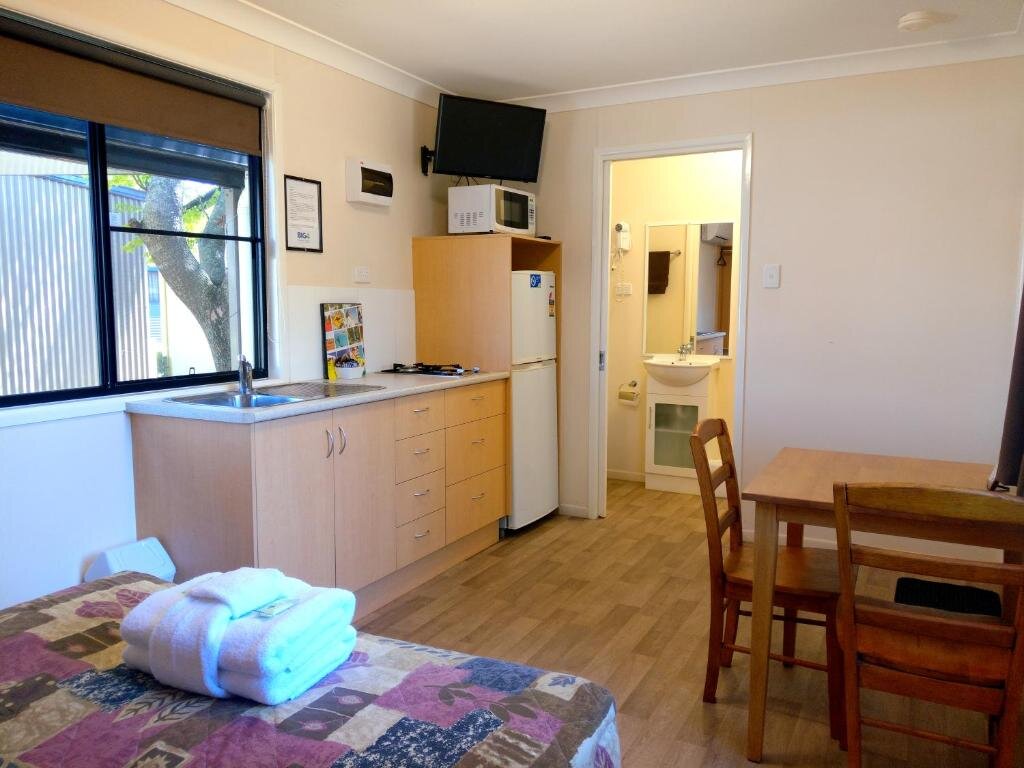 3 Bedrooms Standard Double room with balcony BIG4 Toowoomba Garden City Holiday Park