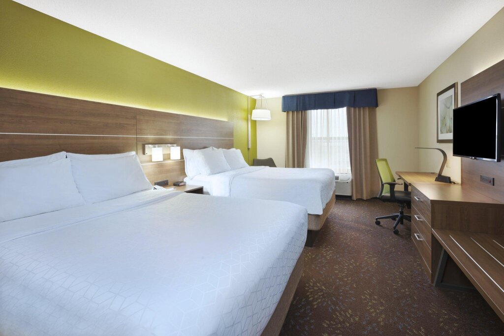 Четырёхместный номер Standard Holiday Inn Express Hotel & Suites Circleville, an IHG Hotel