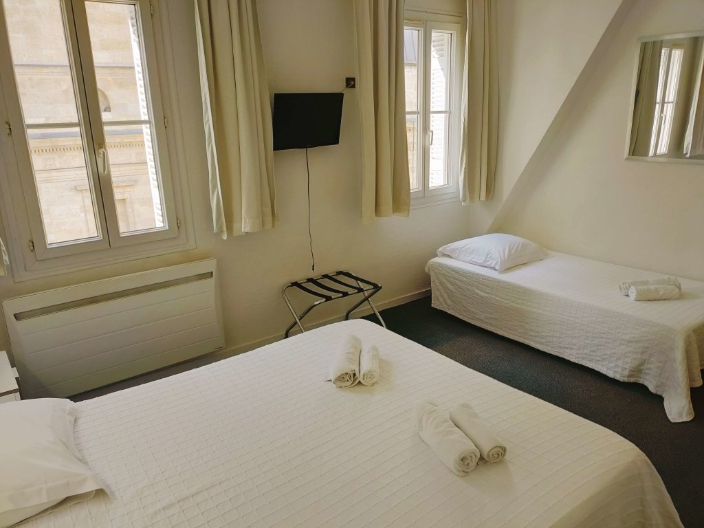 Standard triple chambre Brit Hotel Des Grands Hommes - Bordeaux Centre