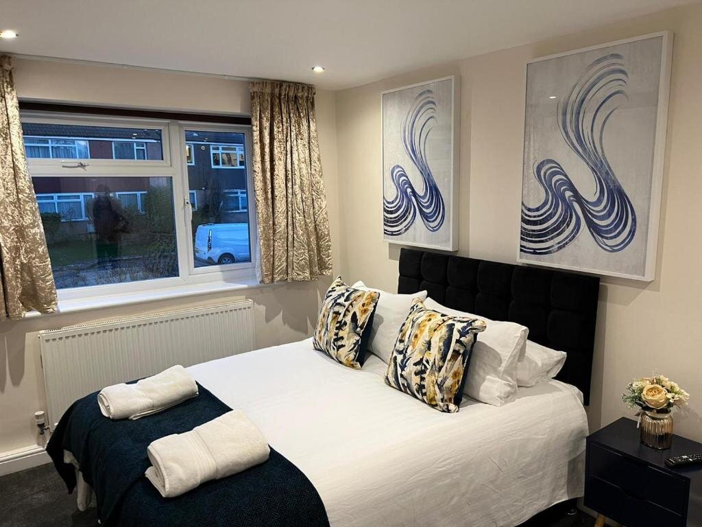 Apartment 3 Zimmer FW Haute Apartments at Stanmore, 3 Bedrooms and 1 Bathroom with additional WC, Single or Double Beds, Pet-Friendly Flat with FREE WIFI and PARKING