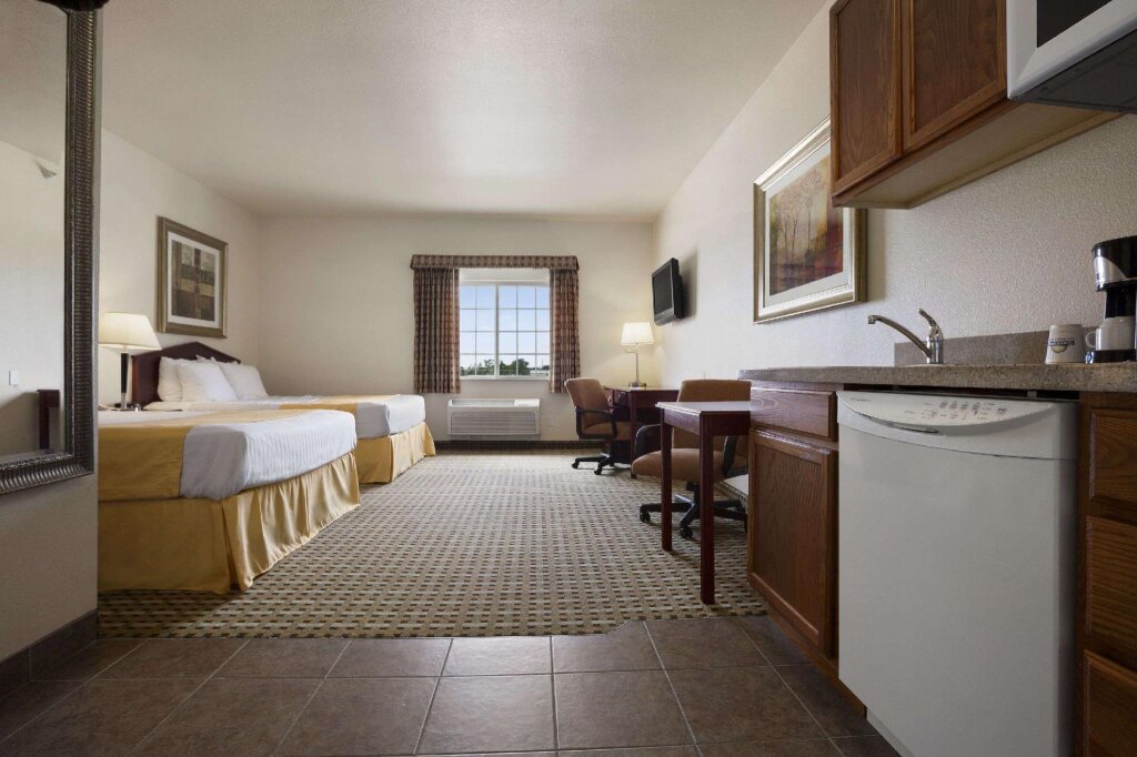 Четырёхместный номер Standard Days Inn & Suites by Wyndham Columbus NE