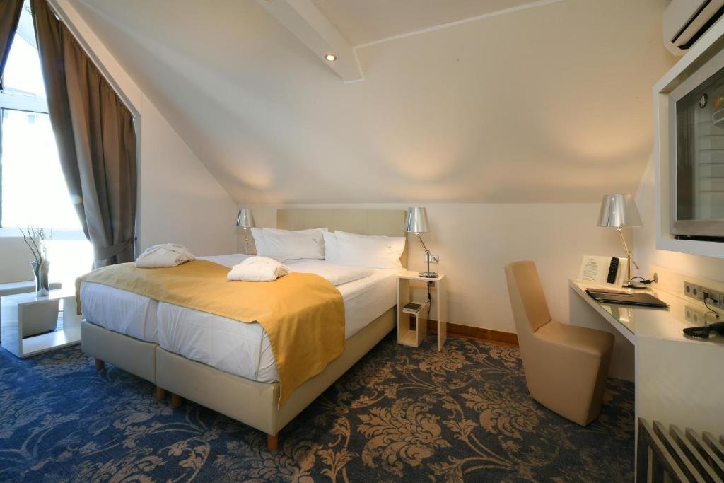 Wellbeing-comfort-air conditioned Double room Hotel Caroline Mathilde