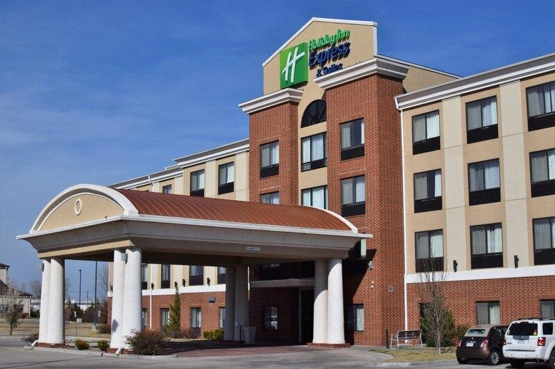 Кровать в общем номере Holiday Inn Express Pratt, an IHG Hotel