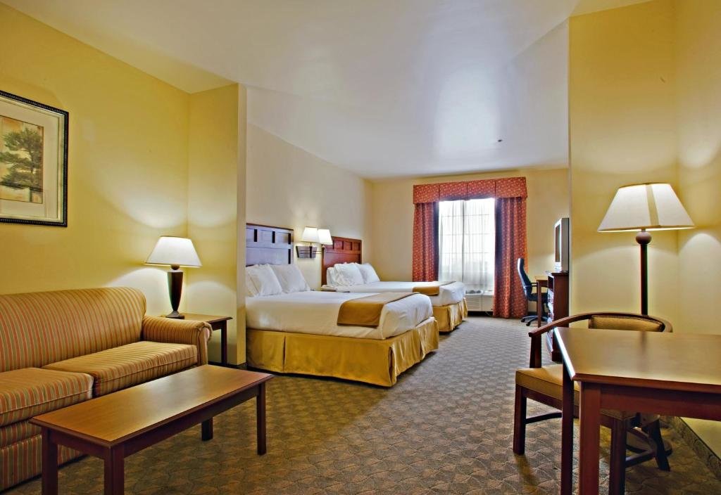 Suite Holiday Inn Express Hotel & Suites Levelland, an IHG Hotel