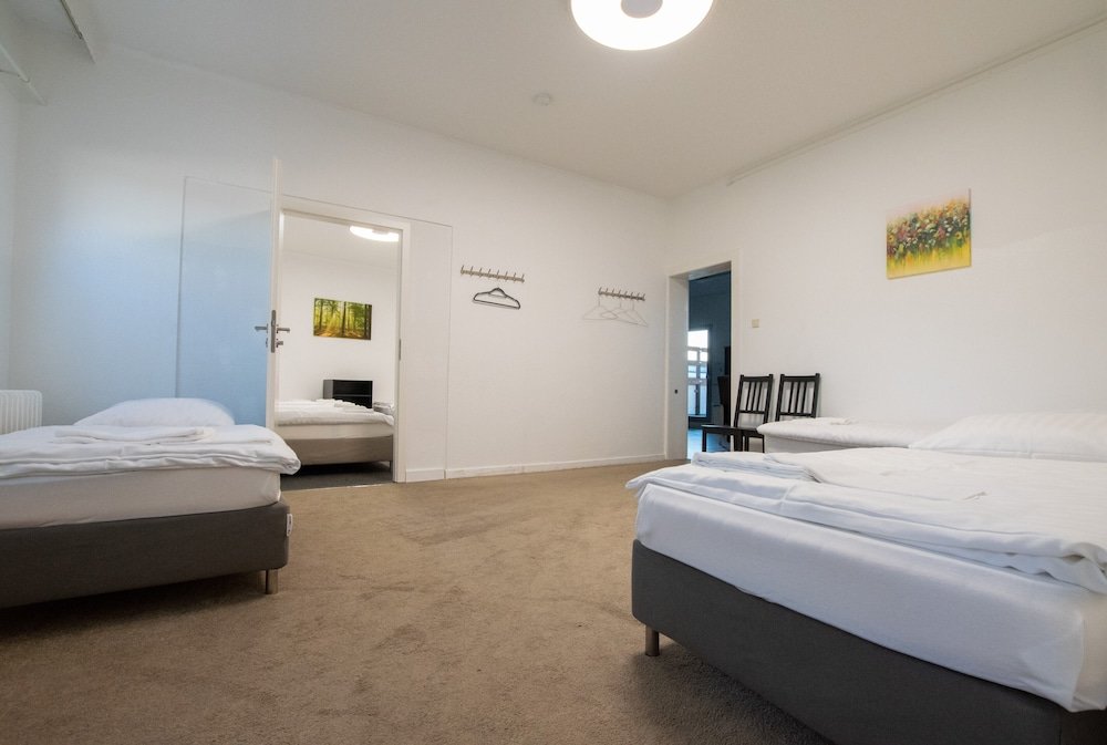 Кровать в общем номере с 6 комнатами с видом на город Spacious House
