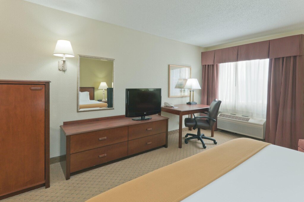 Четырёхместный номер Standard Holiday Inn Express Evansville - West, an IHG Hotel