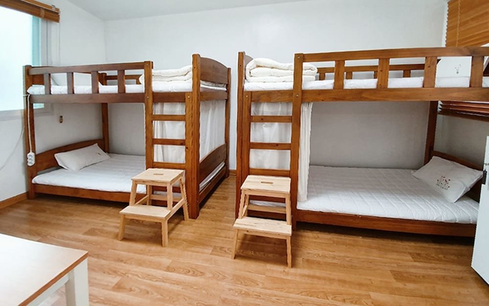 Кровать в общем номере (мужской номер) Byulbam Guesthouse