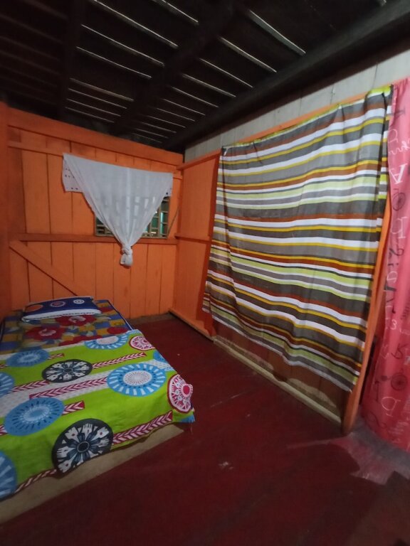 Кровать в общем номере Цокольный этаж с видом на сад Hostal Búho Amazonas tours