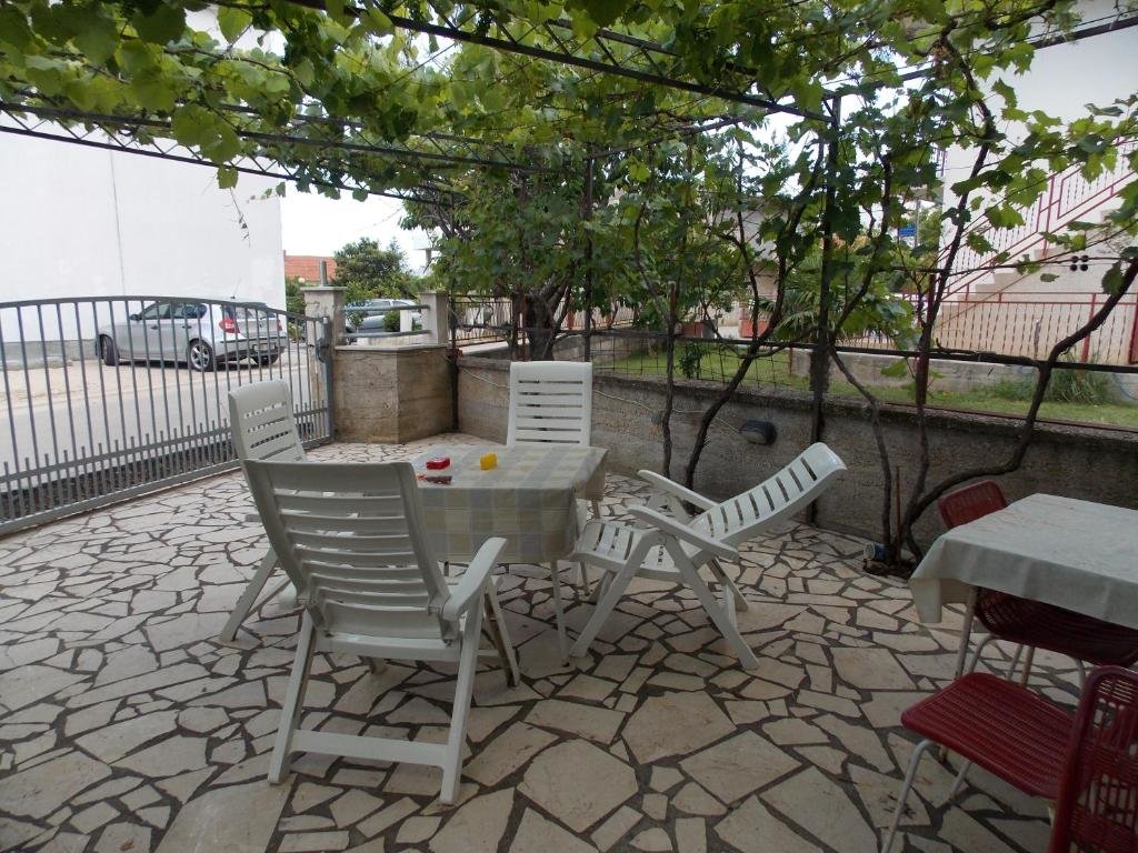 Apartment with balcony and with view Apartments Jonjić