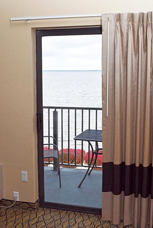 Четырёхместный номер Standard с балконом и с видом на озеро Beachfront Hotel Houghton Lake