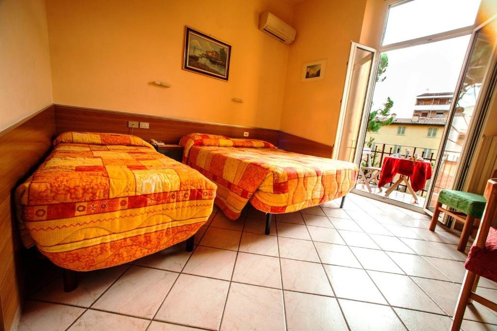 Standard Triple room with balcony Hotel Villa Il Castagno
