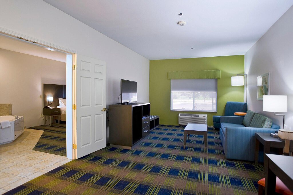 Двухместный люкс с 2 комнатами Holiday Inn Express Hotel & Suites Vermillion, an IHG Hotel
