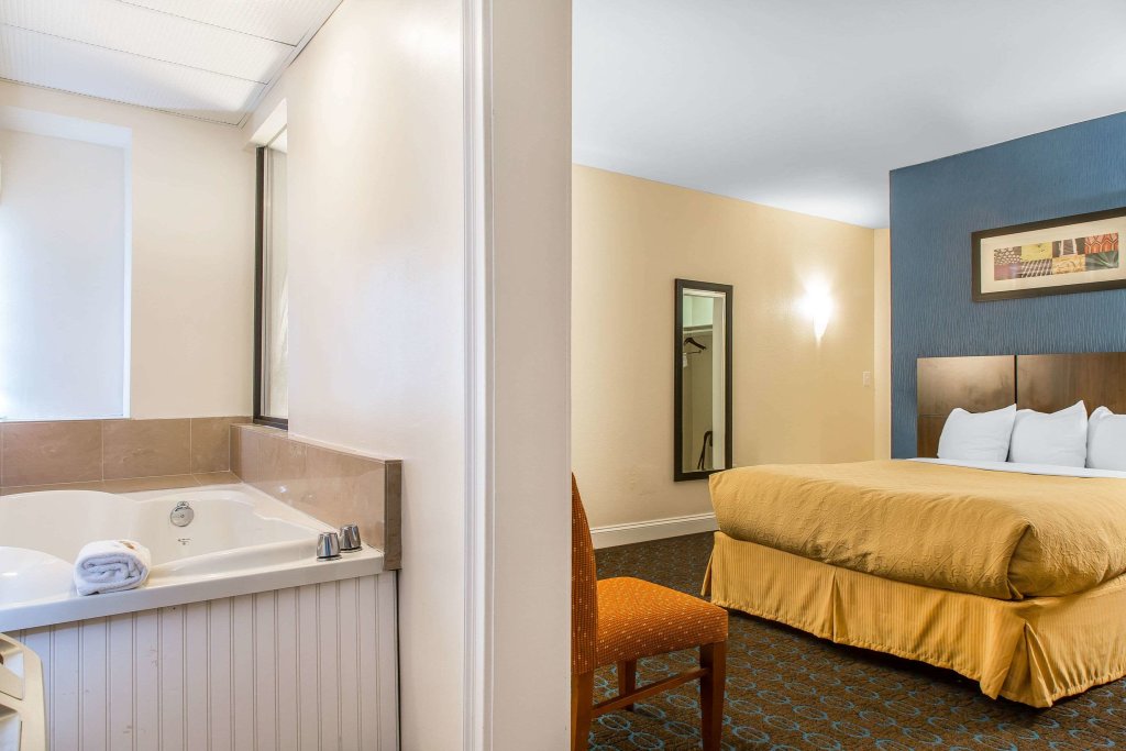 Standard Vierer Zimmer Quality Inn & Suites Middletown - Newport
