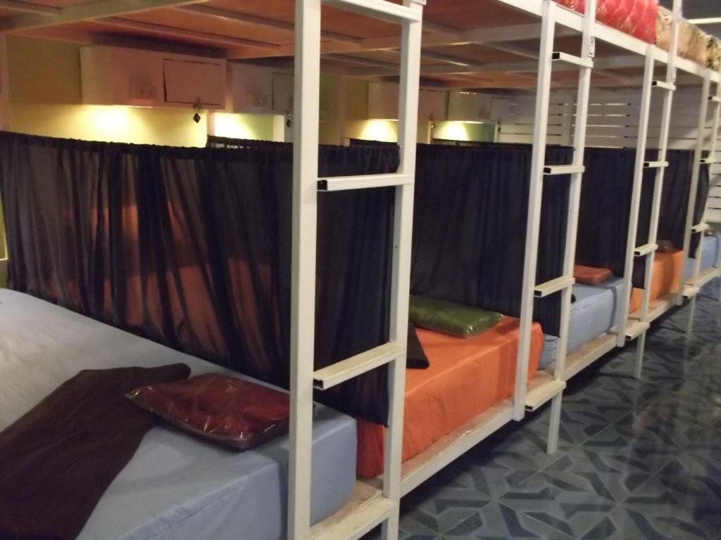 Кровать в общем номере Sleep Tight Hostel at Koh Phangan