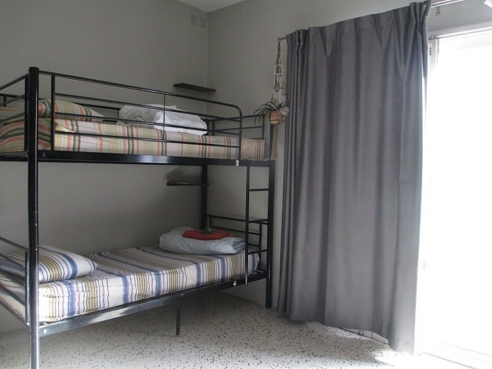 Cama en dormitorio compartido (dormitorio compartido femenino) con balcón Boho Hostel