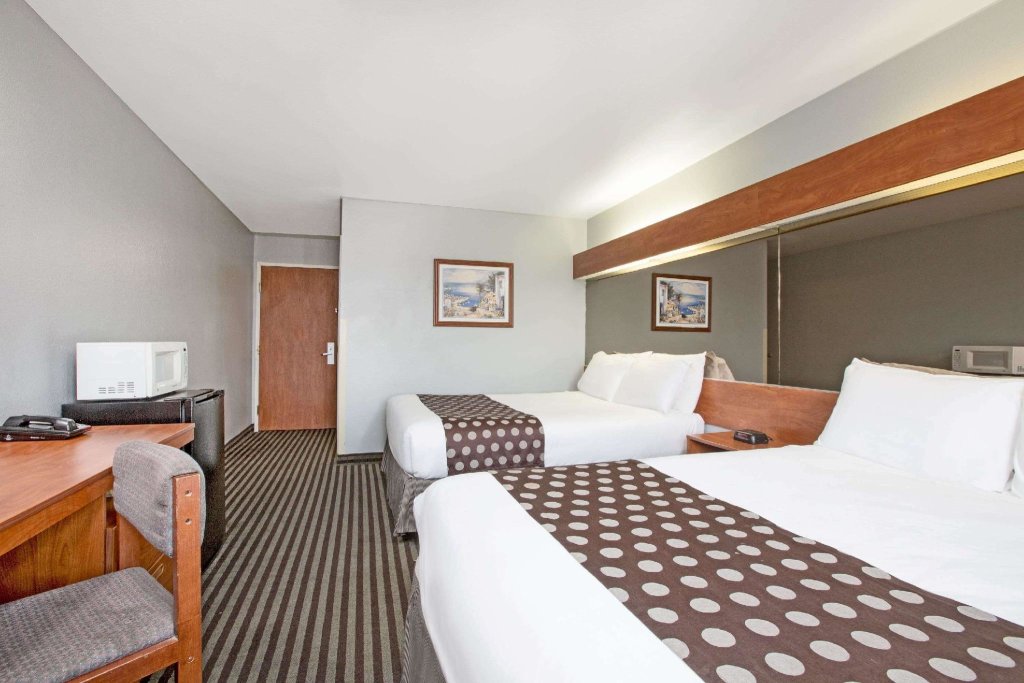 Четырёхместный номер Standard Microtel Inn & Suites by Wyndham Garland/Dallas
